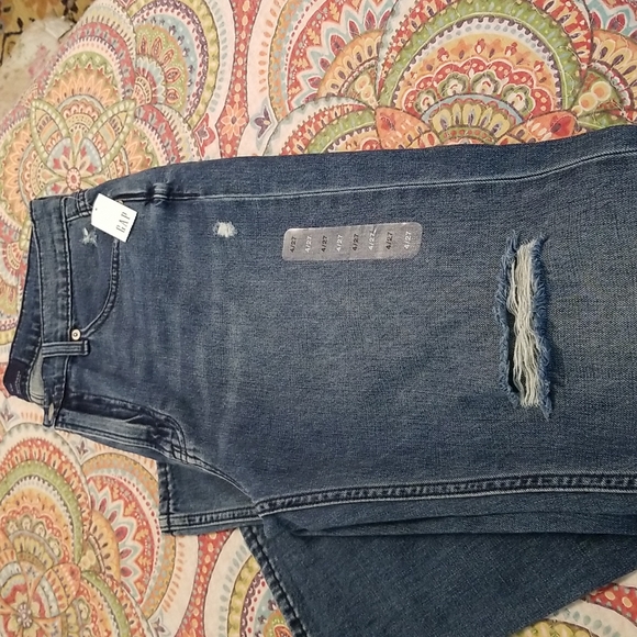 NWT GAP DIstressed Mid Rise Boyfriend Jeans - Picture 9 of 9